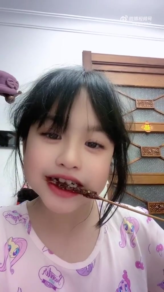 包贝尔女儿近照 我们包饺子凭一己之力提高了一家人的路人缘,长大后也是可以单独出道的。「喵喵
