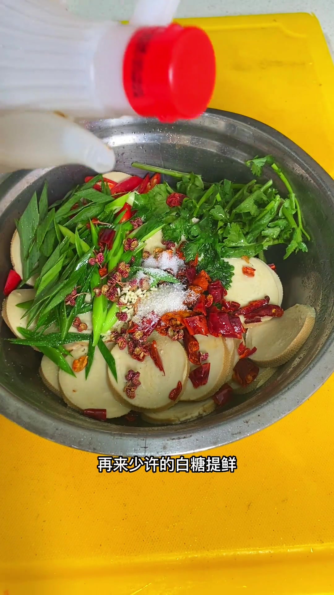 在家也可以跳出一盘跟饭店一模一样的凉拌素鸡,这样做酸辣爽口吃这美鸡很!凉拌菜 凉拌手撕鸡做