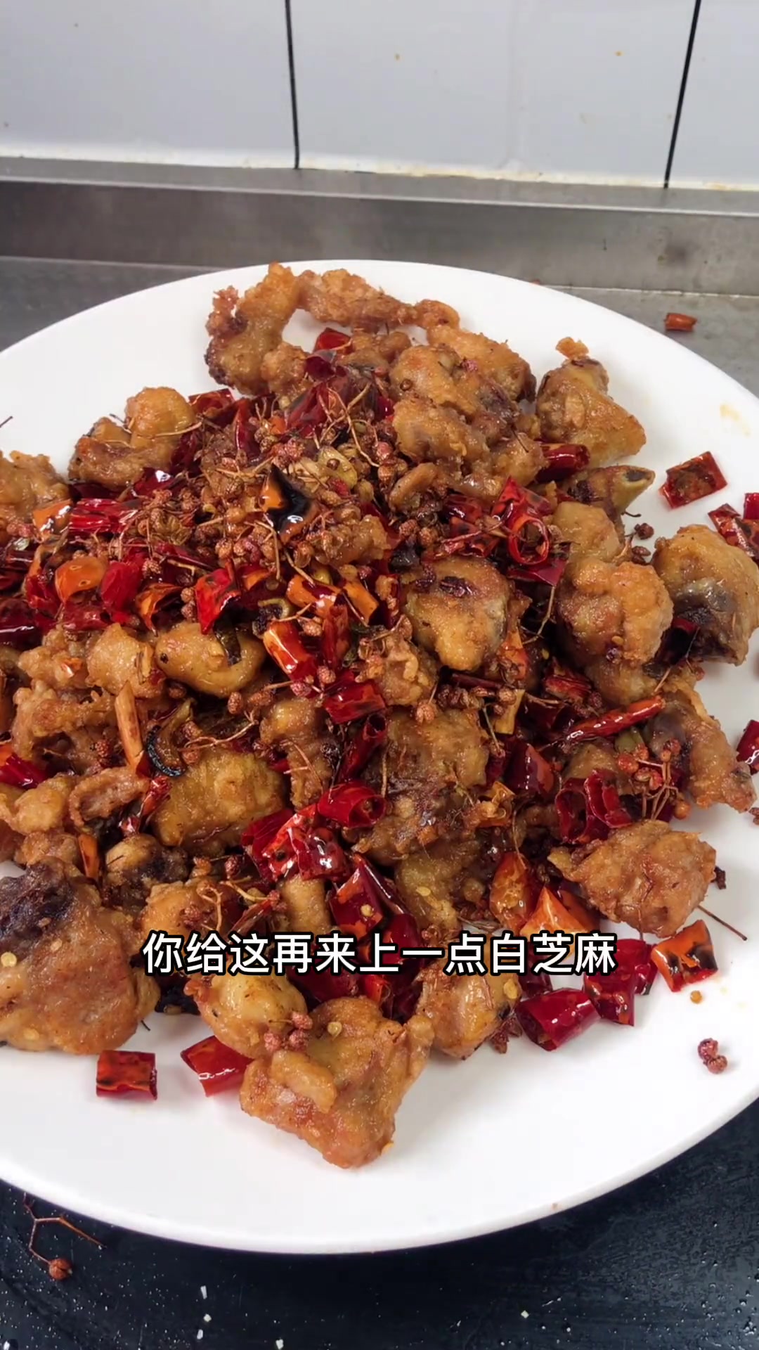 今天给大家分享一道 干煸辣子鸡 的做法!这样做鸡肉鲜香,辣椒酥脆!就馍吃米饭都很下饭!美食