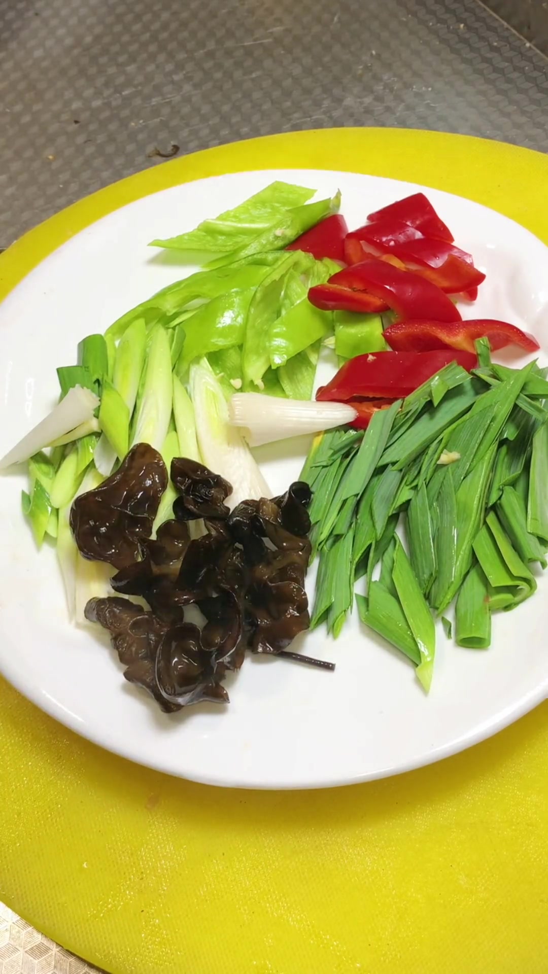 蒜苗炒肉家常的做法,这样做鲜香不油腻非常的下饭!美食制作分享