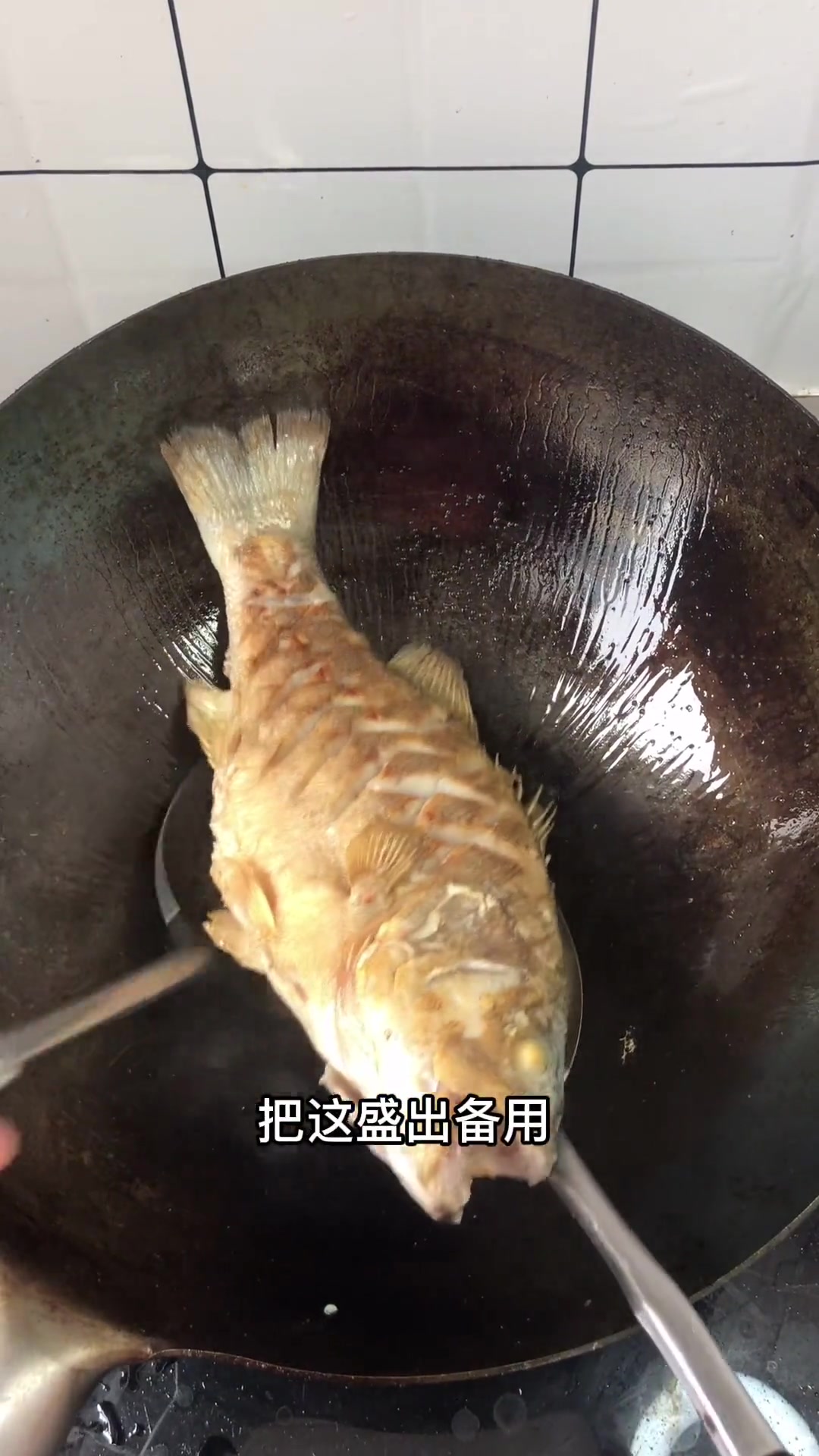 鲈鱼刺少肉嫩,红烧鲈鱼这样做香味够鲜味道浓郁,下饭非常棒,刺少非常适合小朋友吃!红烧鱼 美