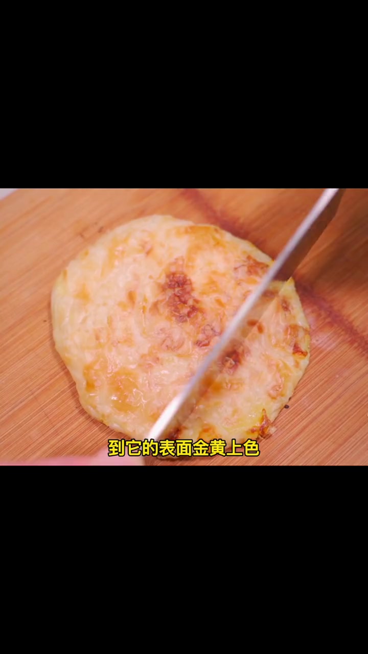 手抓饼,铺上一层芝士碎。放上多多的榴莲肉泥 美食分享 榴莲 海氏c40三代烤箱