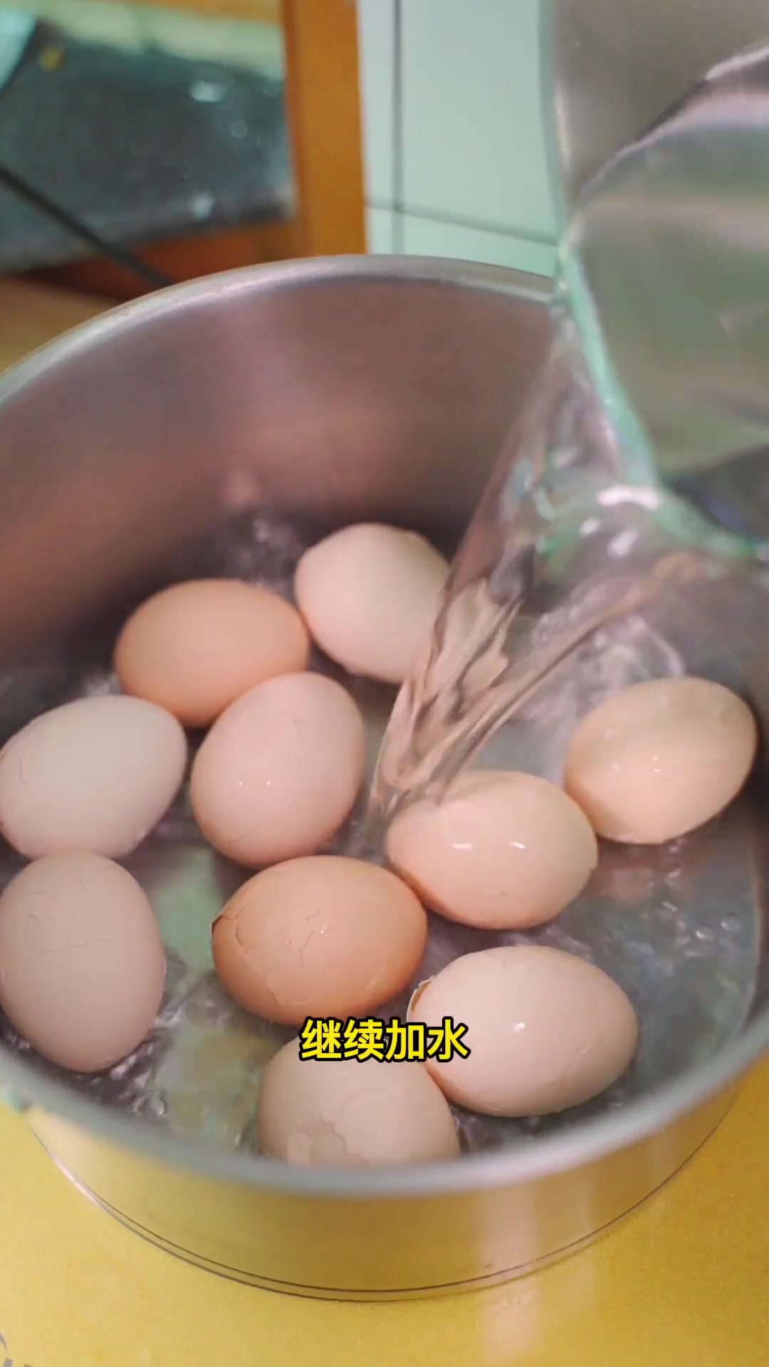 鸡蛋敲碎,整一圈都要敲,这样才好入味 美食分享 茶叶蛋卤料包