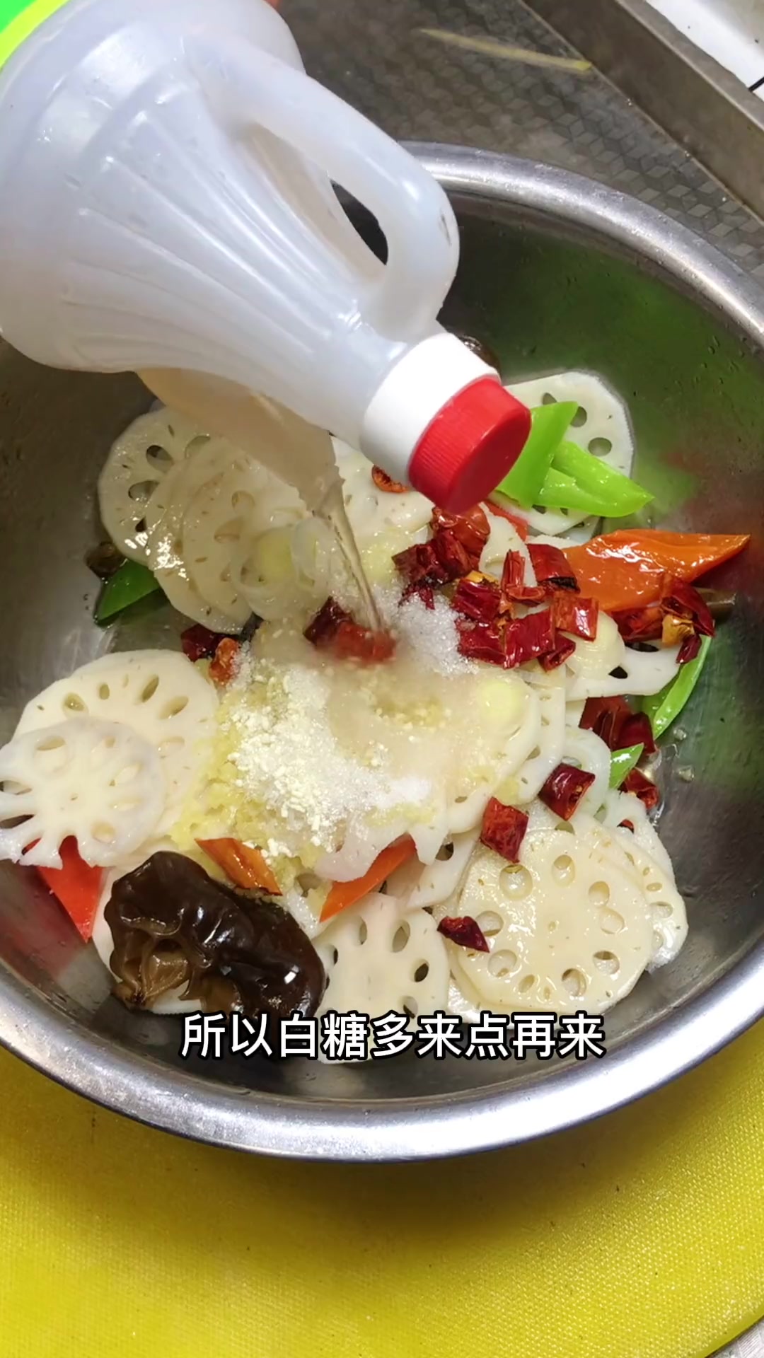 炝莲菜这样做清脆酸辣爽口,是下酒代客必备的家常凉菜!年末聚会家常菜 在家做美食 +小助手