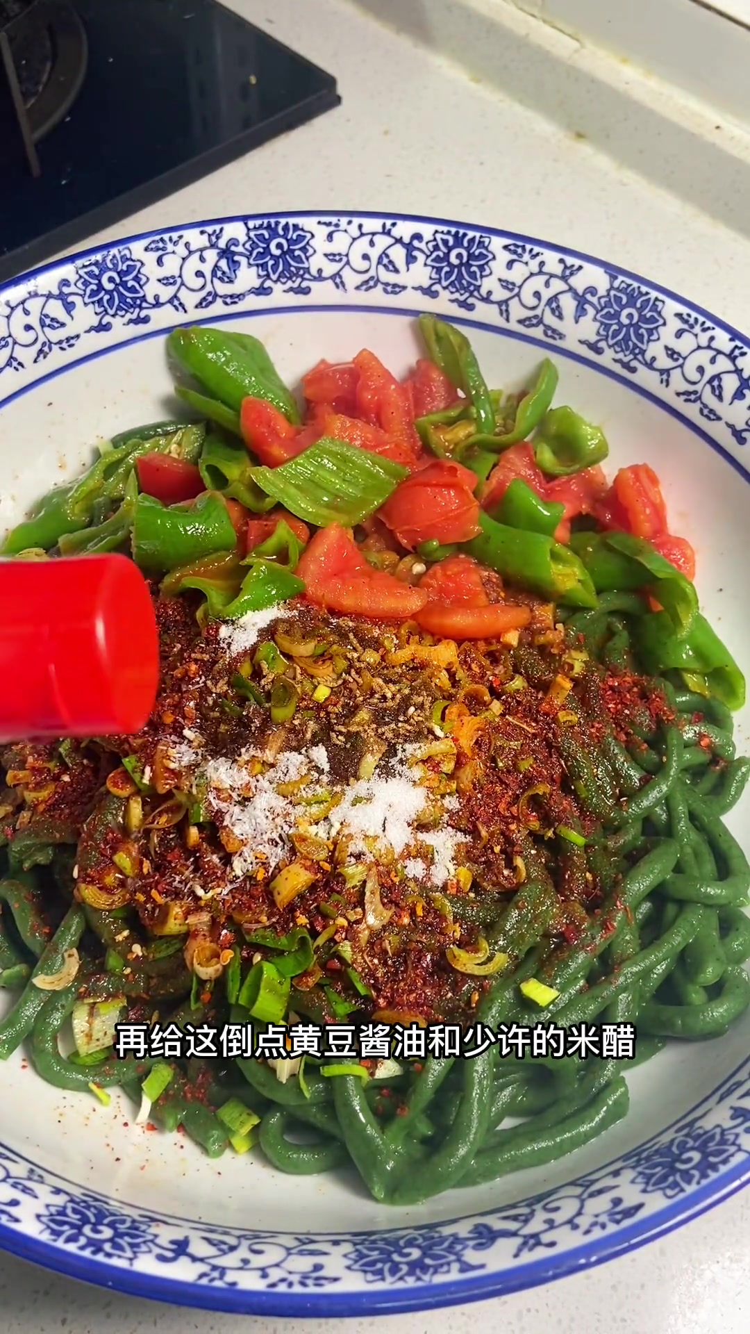 用菠菜做滴搓搓面爽口劲道,拿油一泼再来点咸菜呢味道简直是绝绝子!油泼面 陕西油泼面