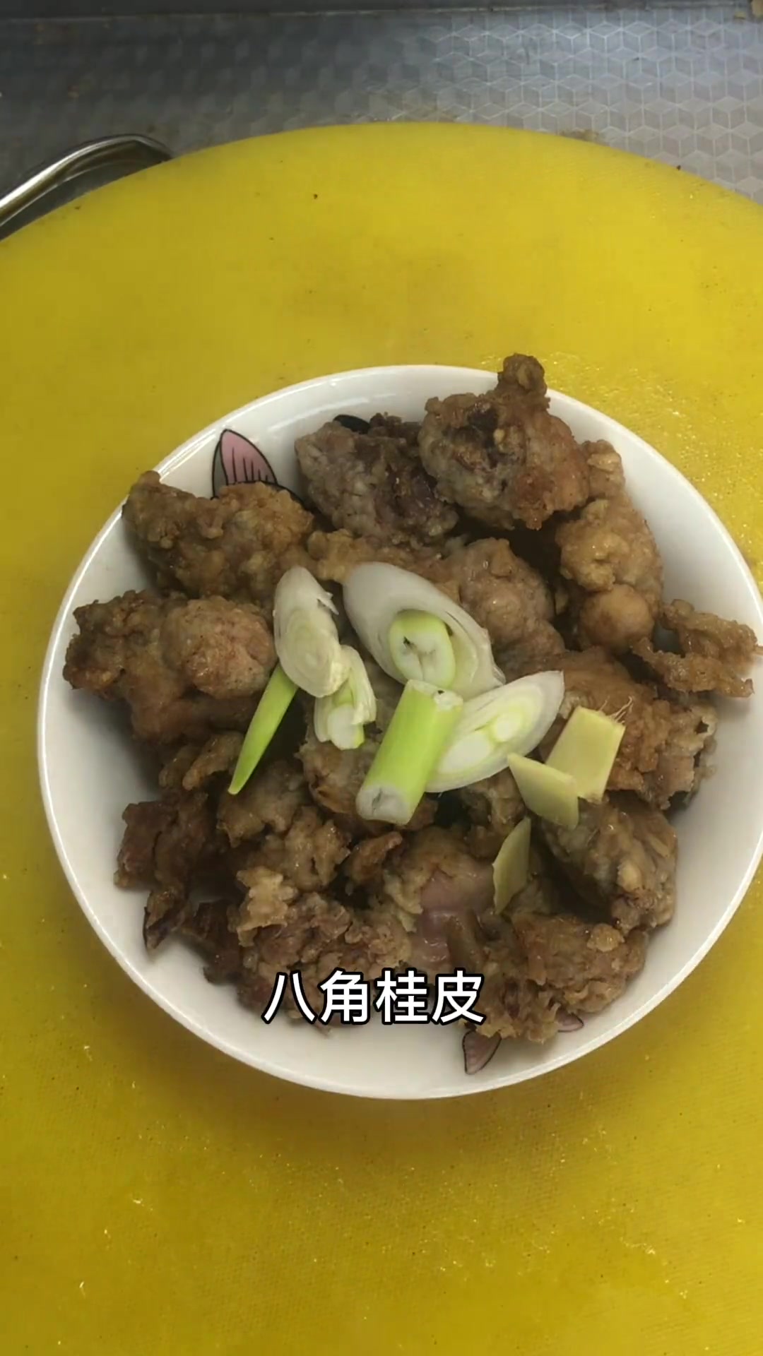 今天给大家分享黄焖鸡蒸碗的做法,这样做鸡块香酥软烂,入口即化!黄焖鸡蒸碗 美食教程分享 +