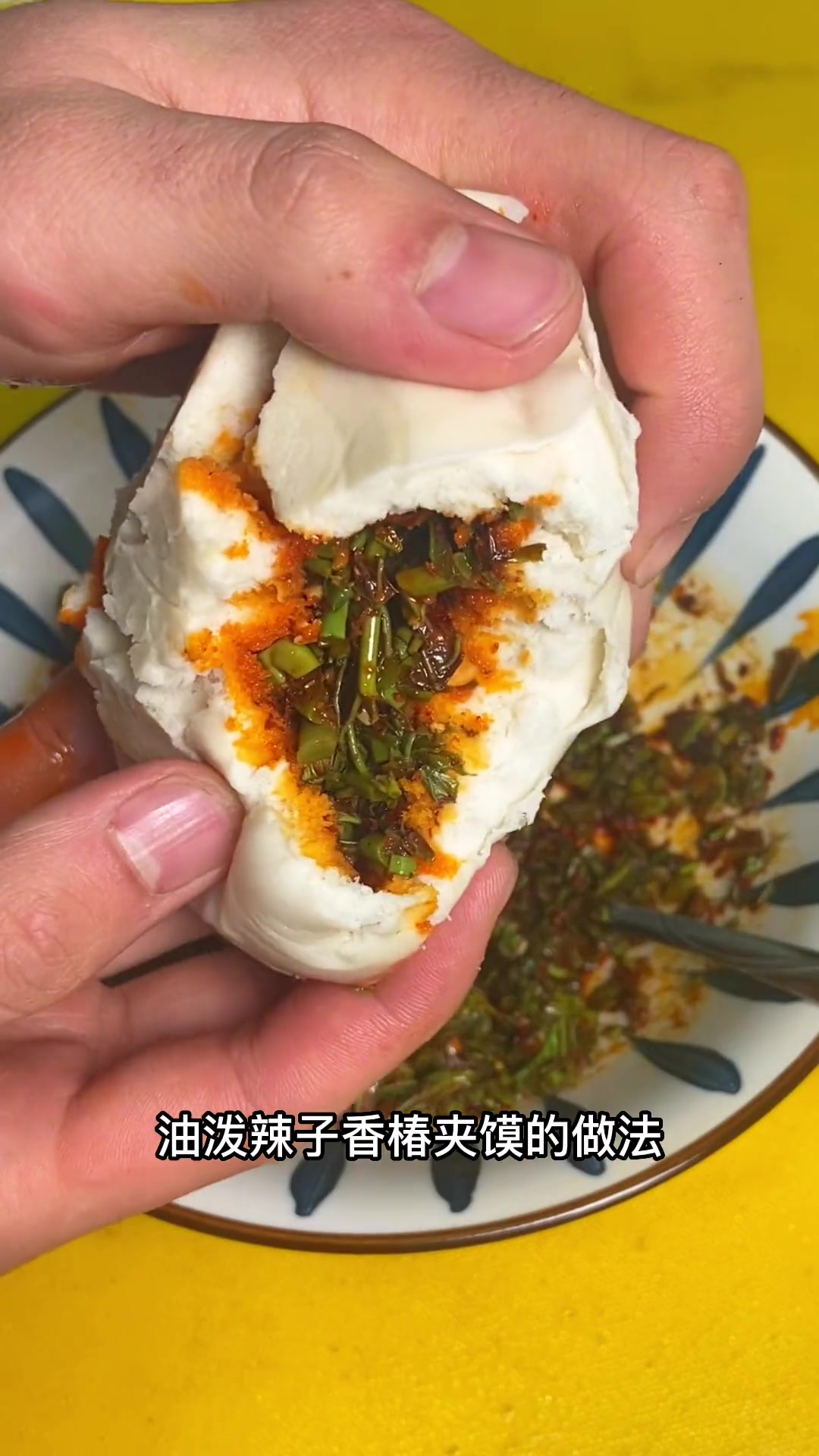 春天到了香椿下来了,给家人做一道这非常简单的辣子香椿夹馍,做法简单而且非常的下饭!春天的味