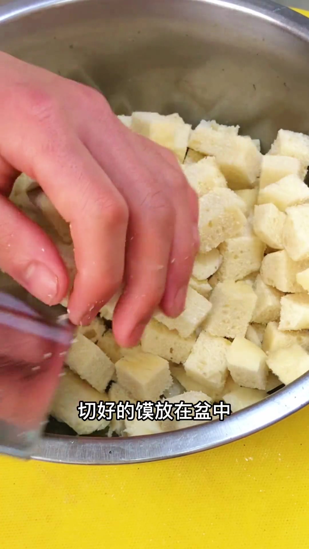 屋里的馍放陈了不要直接扔了,做一份素煮馍好吃不贵还特别的经济实惠!简单美食在家做