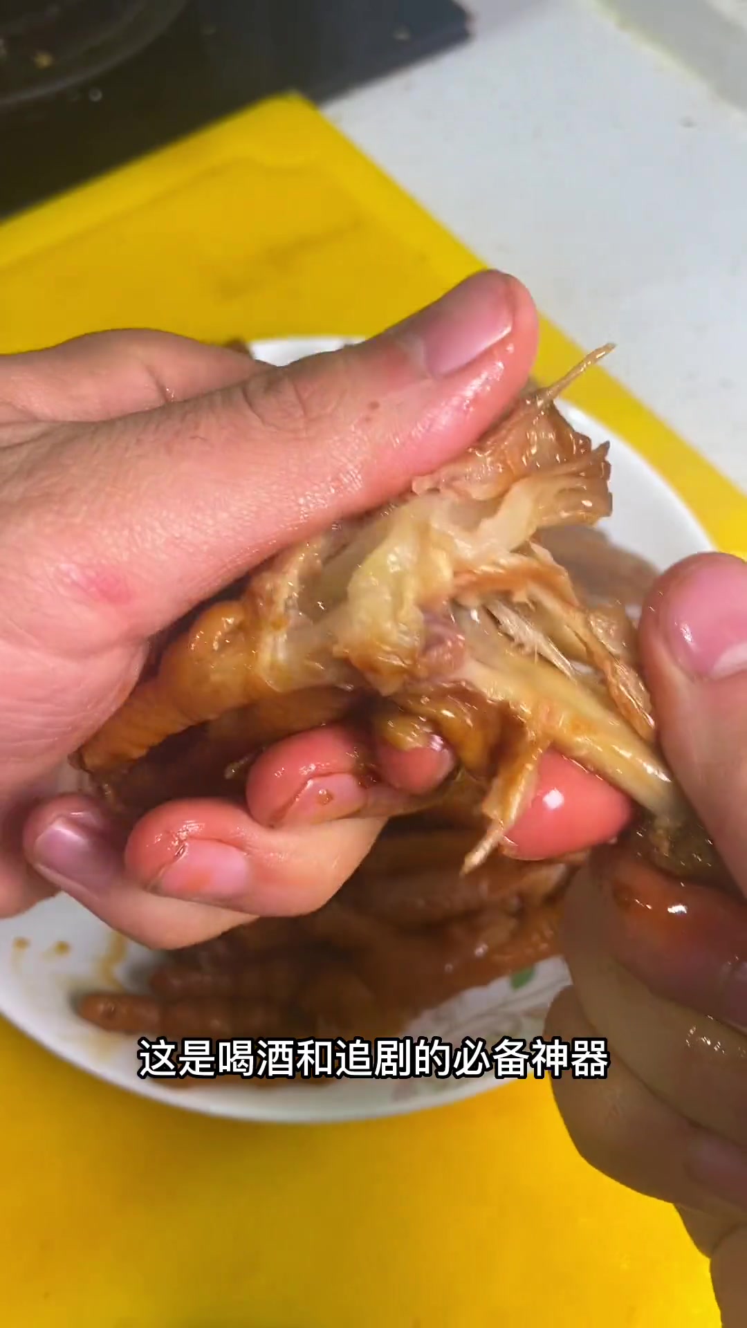 喜欢吃卤味滴朋友再也不用去外面了,这样在家也能做出跟外面一样的卤鸡爪!妈呀太香了 现卤现捞