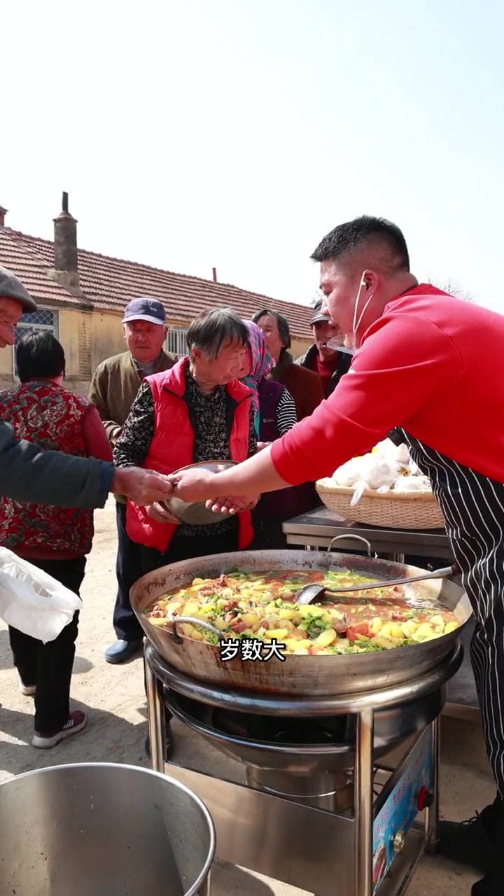 威海小贺今天给老人做土豆胡萝卜油菜粉条炖排骨