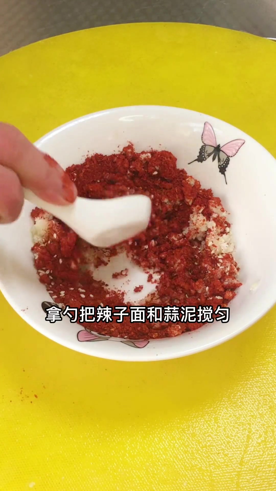 现在是吃野菜的季节,用苜蓿蒸点菜馍配点咸菜丝丝吃着美滴很!农家小吃+小助手