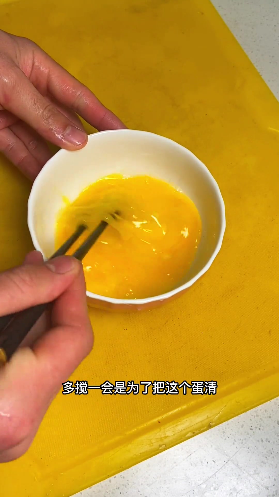 鸡蛋糕这样做QQ弹弹还不容易起蜂窝状,这样做非常适合给家里有老人和小孩的做!家庭自制蛋糕 