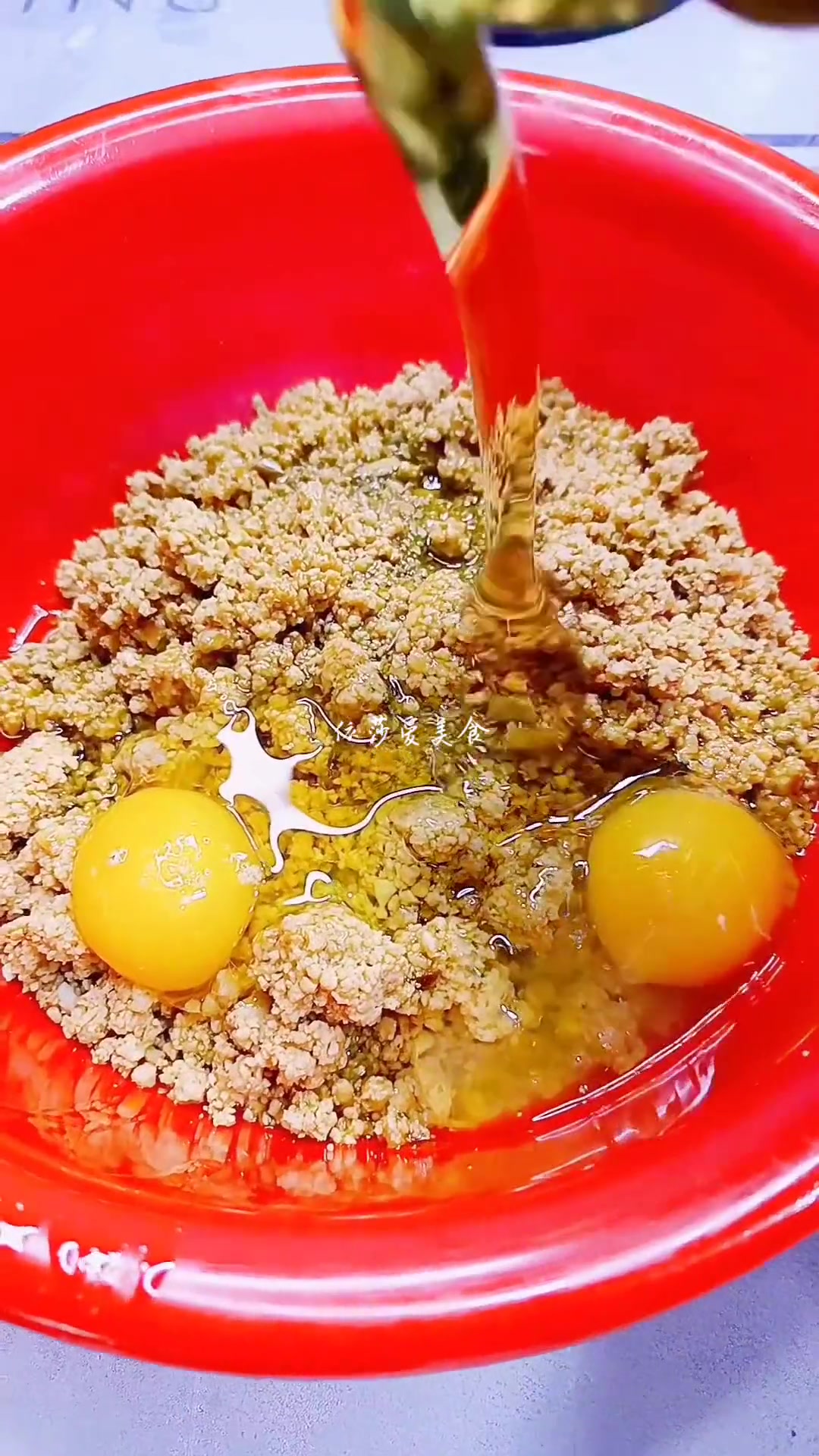 姐妹们还没吃过蜂蜜花花的姐妹们试做起来 详细做法在视频中 自制零食 蜂蜜花花 好吃到停不下