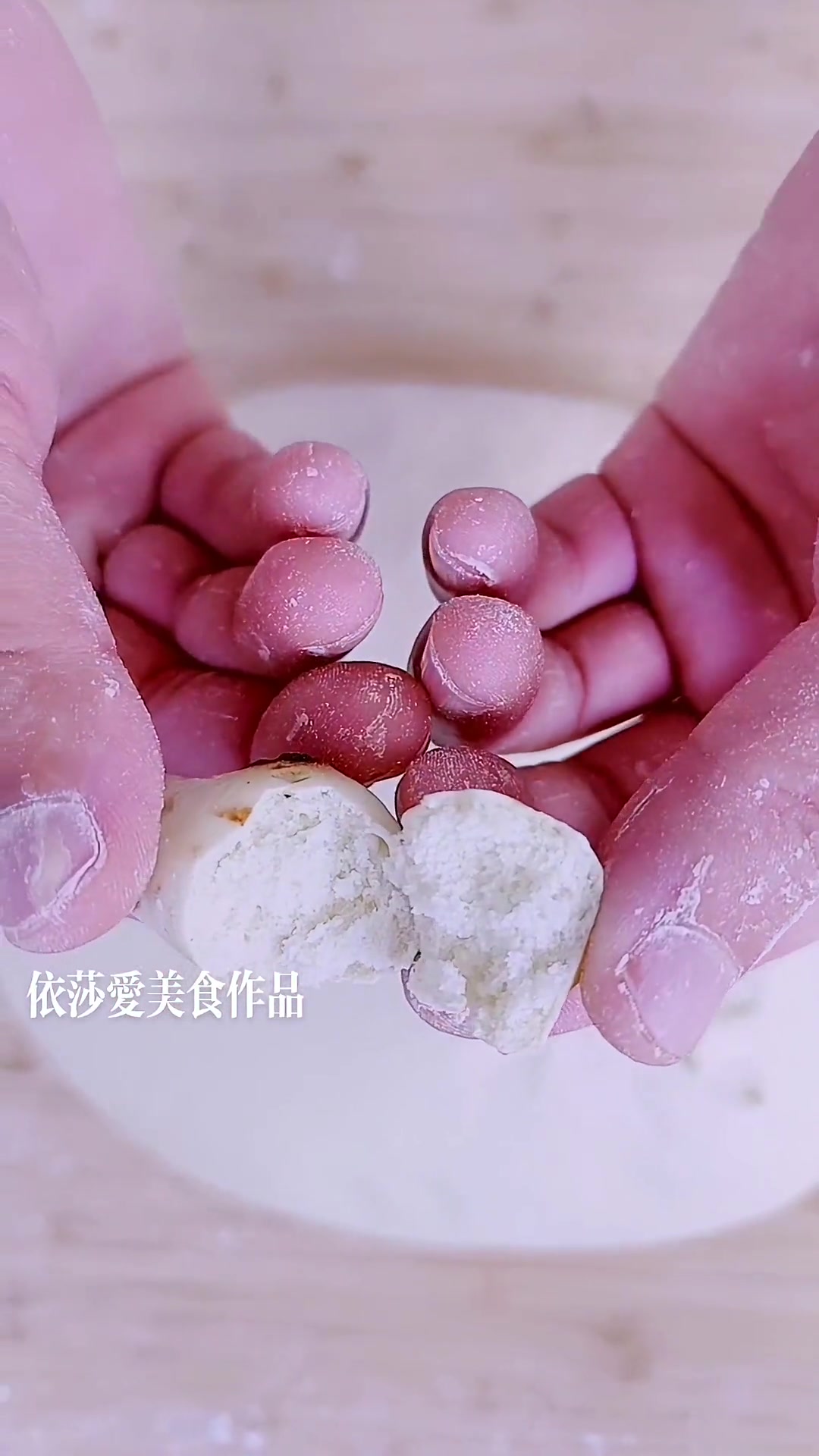解锁的莲花花卷教程来咯 是用酵面做的 也可以用发酵粉去做 即简单又好看 家里待客做这样的花