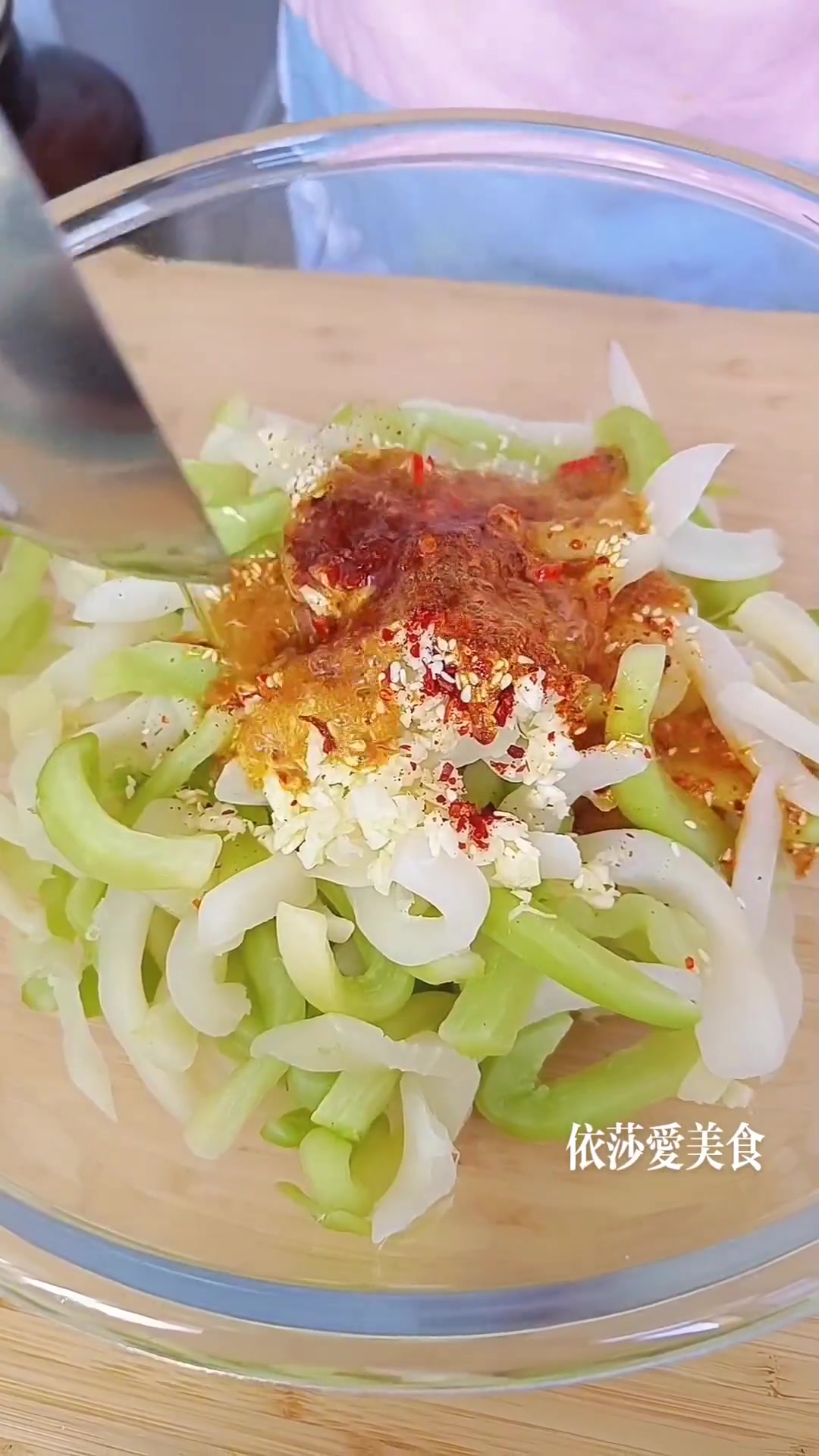 吃萝卜的季节怎么能少了麻辣萝卜干呢?好吃又下饭的萝卜干,详细做法都在上面了,赶快行动吧 萝