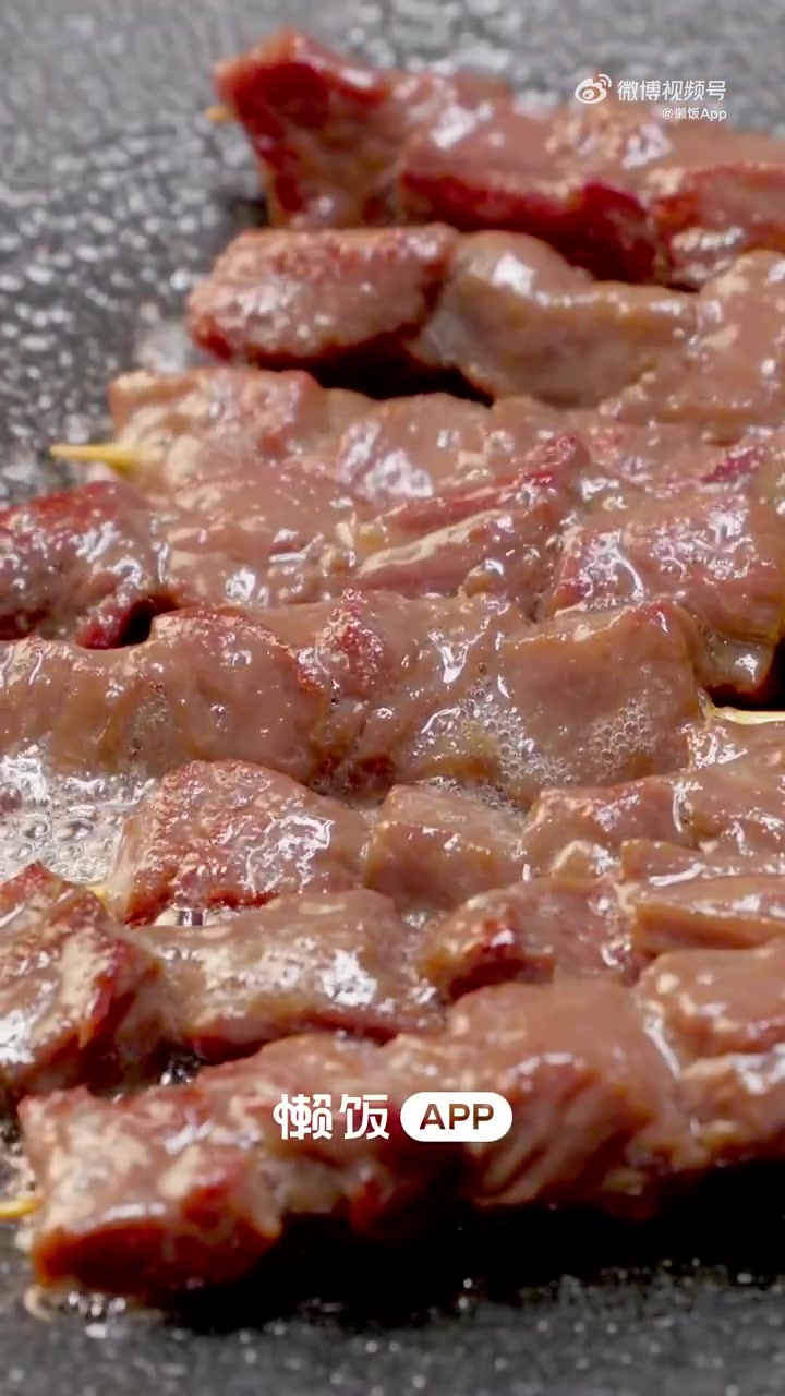 五小布分享「炙火牛肉串」香辣入味 原地出摊!做法:1.牛肉粒加入料酒、生抽、鸡汁、糖、盐、