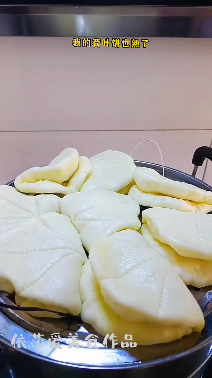 今天中午给家人做了荷叶饼肉夹馍 我把做法分享给大家 即简单又好吃 下期给大家分享老面放碱的