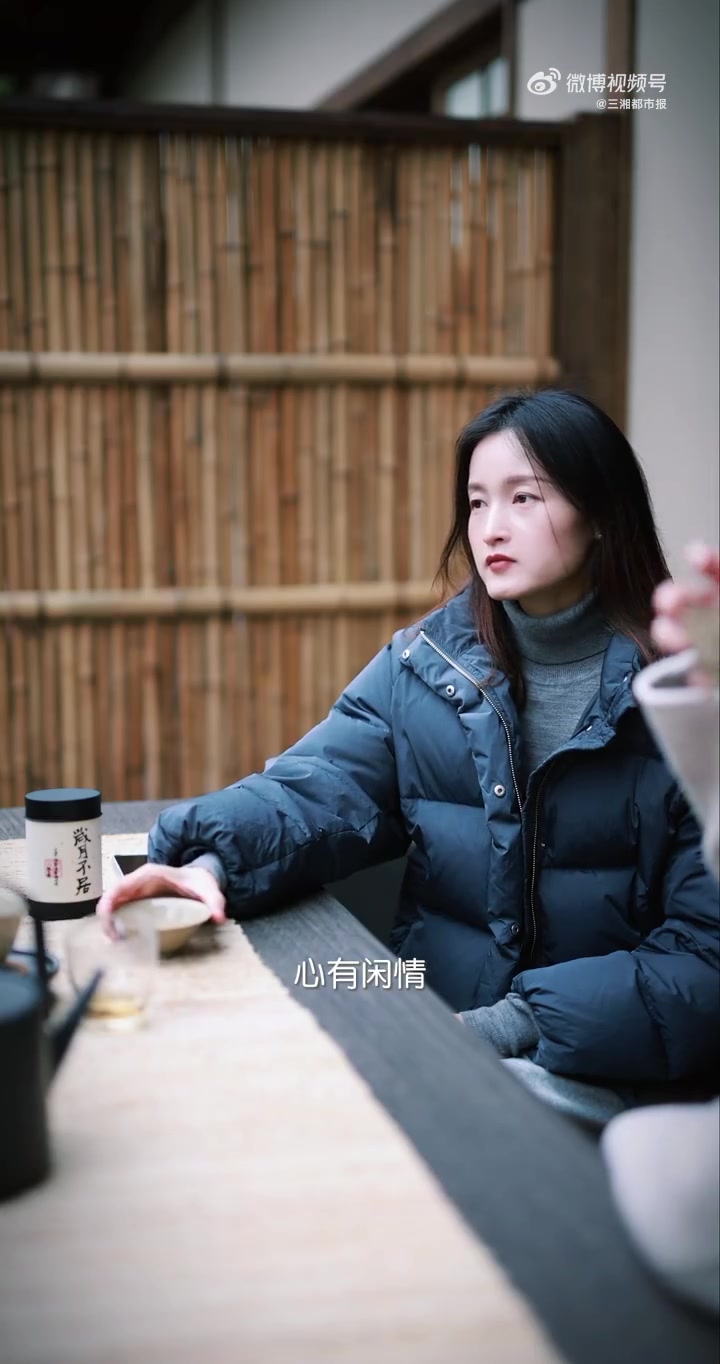「闲坐 丨 如果岁月有味道」如果岁月有味道,一本旧书,一杯浓茶,在你闻到它,突然就想起了某