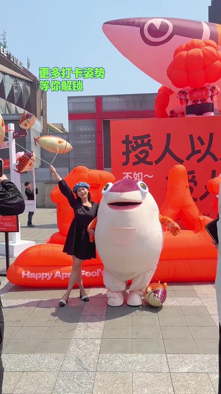 长沙也太会玩了,别人过愚人节,咱们长沙过鱼人节,黄兴广场这个鱼人节装置好好玩,快去打卡!长