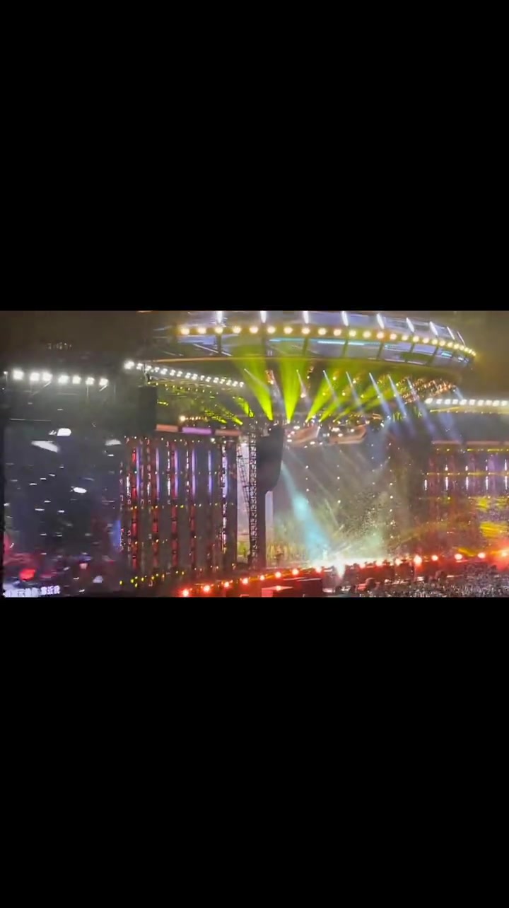 姑娘你比白素贞还要素啊!演唱会现场 薛之谦天外来物巡回演唱会