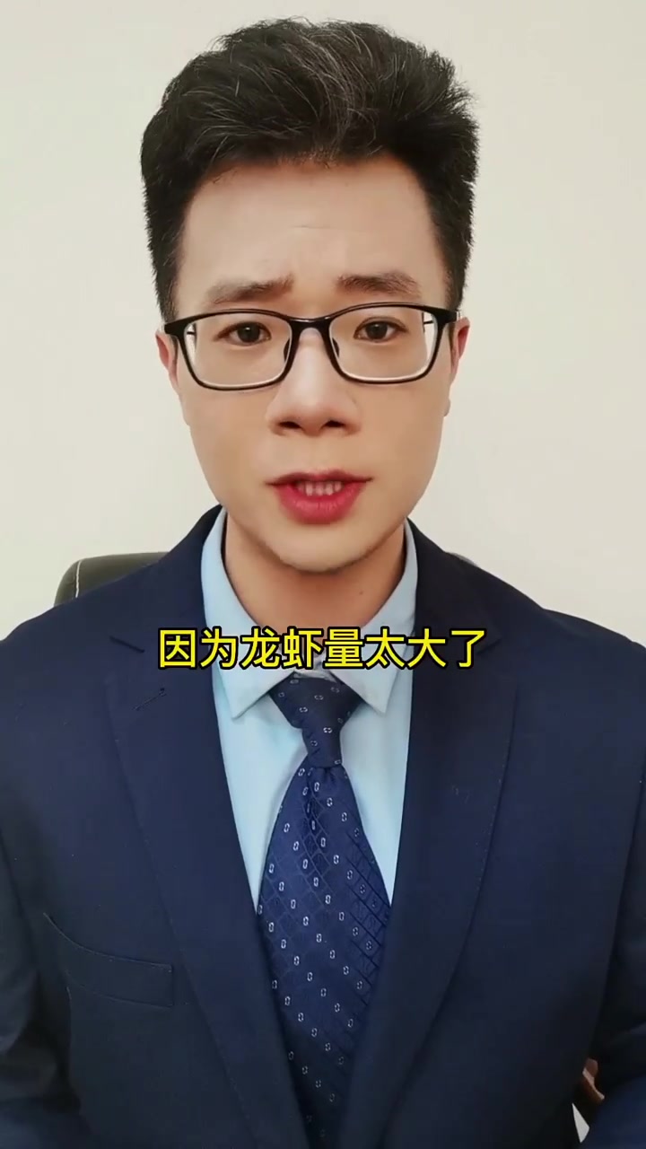 上海一餐馆将小龙虾倒地面纸箱上,分批打包外卖,网友怒了