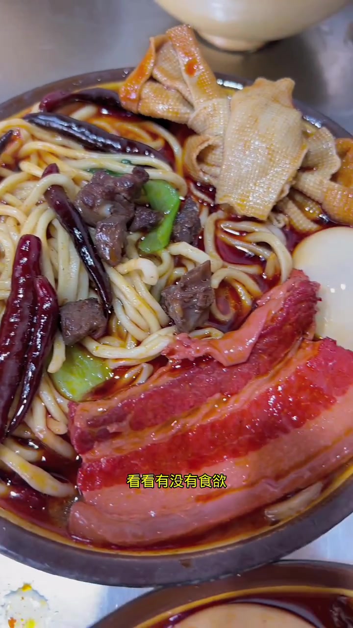 记录安徽板面店的日常,每天都是很充实,早上呢,开始加工板面的凉菜,卤菜,中午呢,开始来顾客
