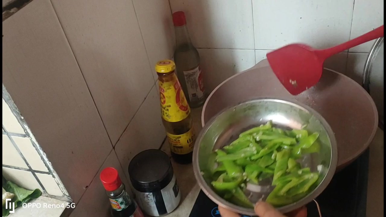 #亮出你的好厨艺#今天分享一个辣椒炒香肠,又辣又香 ,很有食欲。比平时多吃了一碗饭,哈哈哈