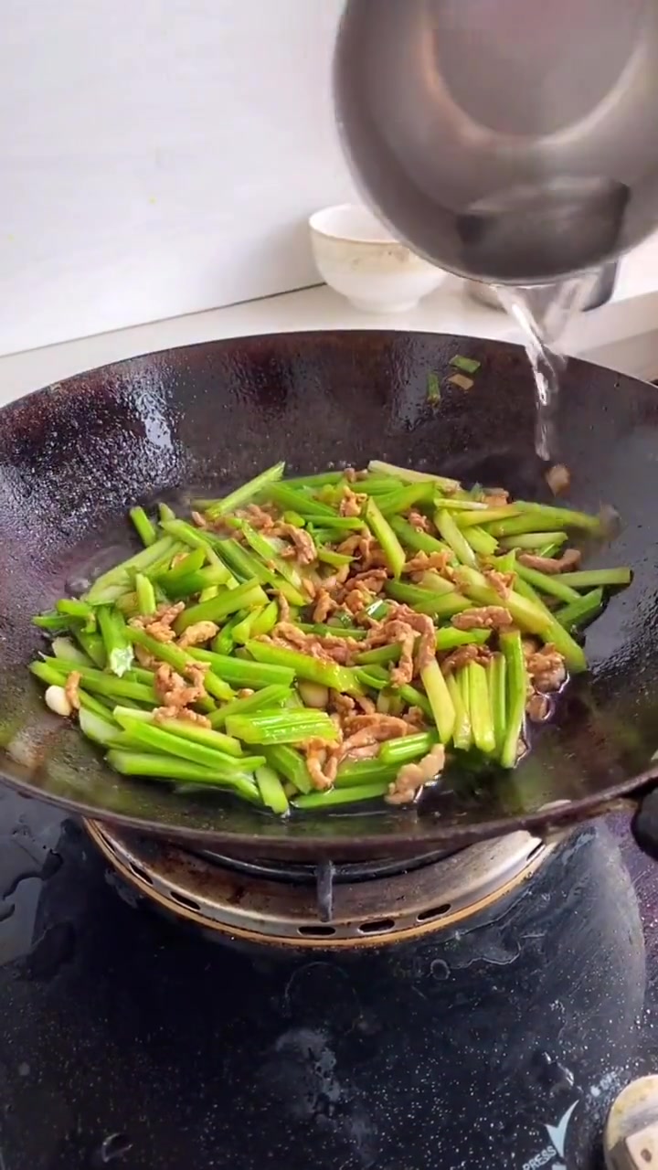 芹菜粉这样做好吃入味!我的厨房日记 妈呀太香了 +小助手 食尚先生 芹菜粉 芹菜