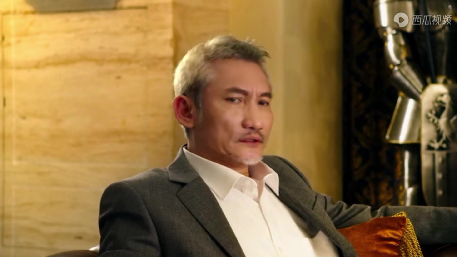 #电影解说# 白手起家的富豪刘轩新拍下了一块地皮,并联合了女强人李若兰使用恐怖的声纳技术驱