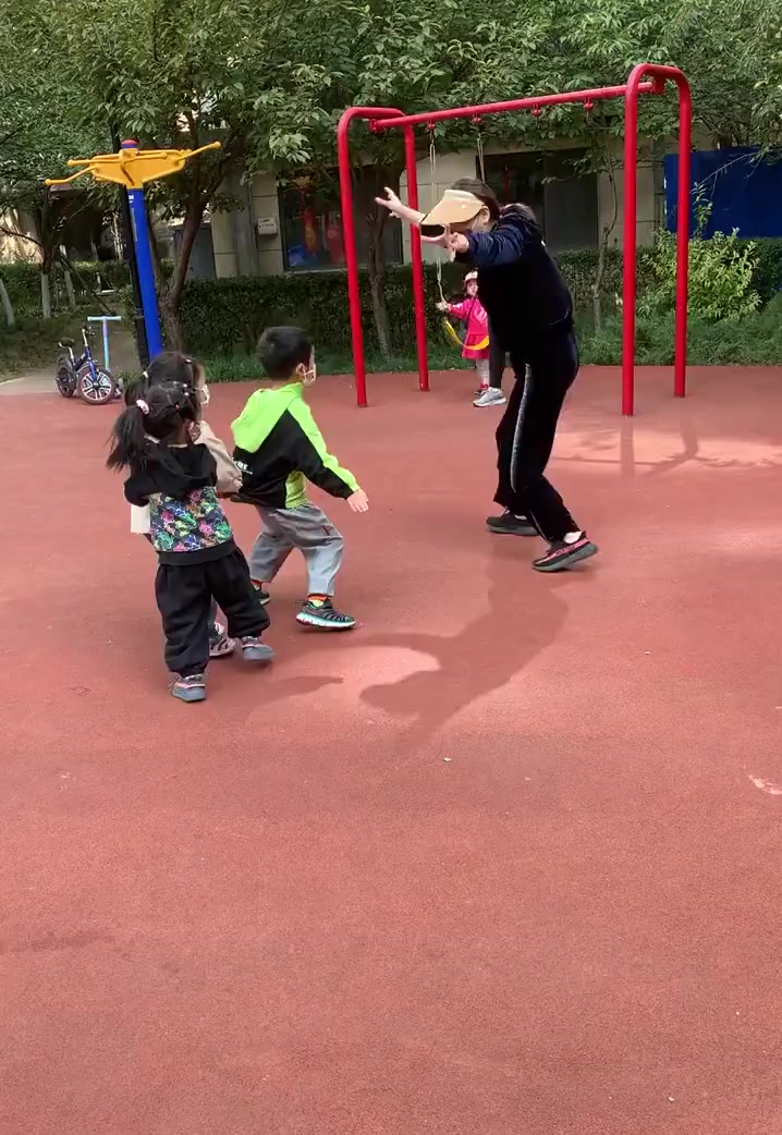 小孩子的快乐总是那么简单,(北京天鹅湾小区)#萌娃#宝宝