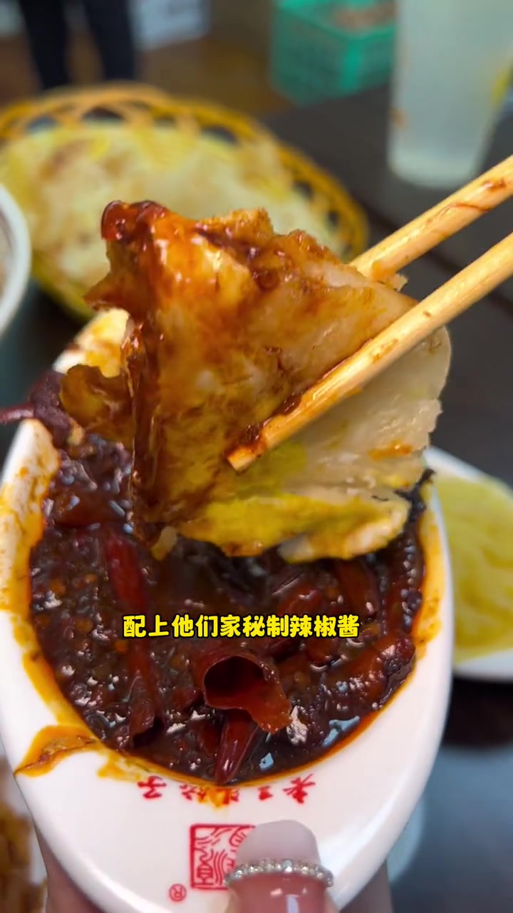 10块钱一碗的板面 无限续面 小菜、鸡蛋饼、柠檬水随便吃喝 不要钱 ‼️ 还回家做什么饭～