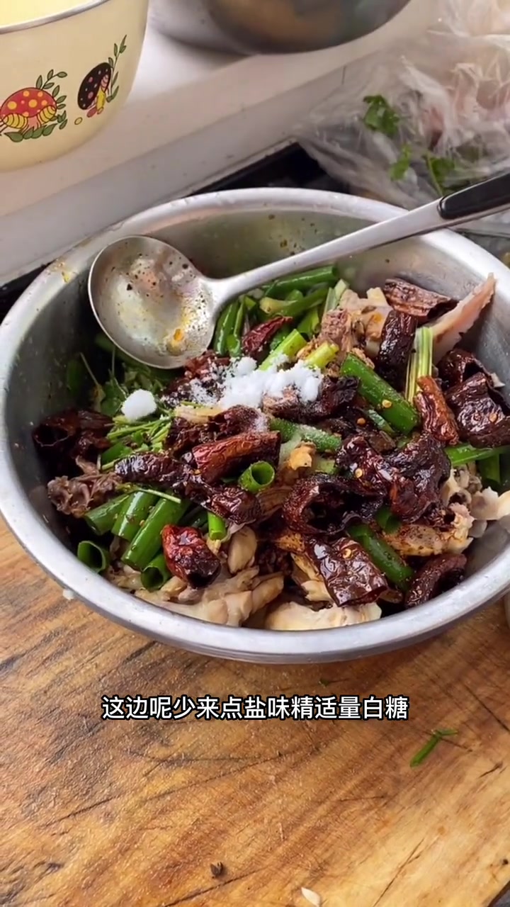 凉拌鸡骨架这样做好吃入味!我的厨房日记 食尚先生 妈呀太香了 +小助手 鸡肉的神仙吃法