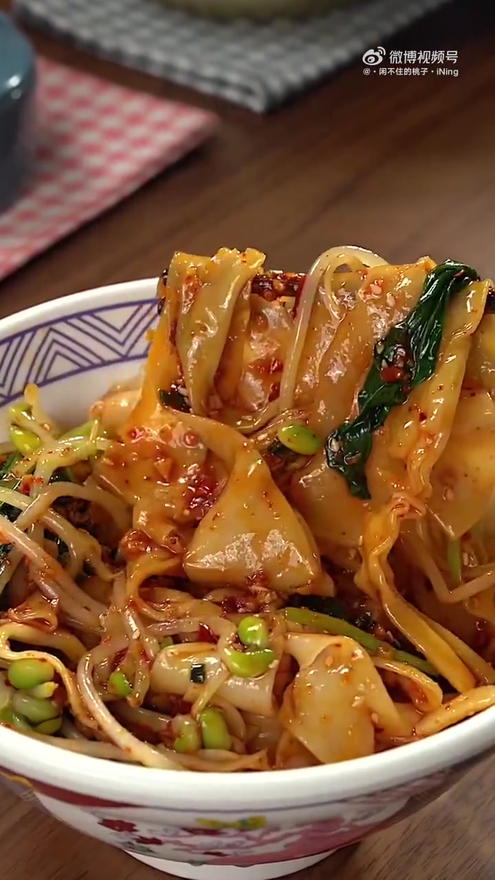 美食武汉 饺子皮还可以做面条,又香又辣一大碗,太好吃呀「耶」天一热就想吃凉面