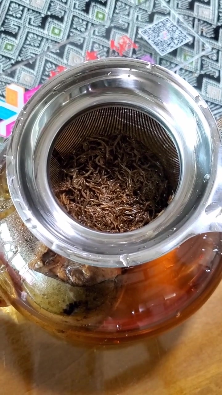 罗汉果+红茶,温水泡茶喝,治咳嗽,增强抵抗力。祝大家身体健康,春节快乐!
