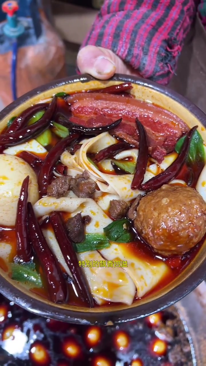 记录安徽板面店的日常,板面搭配卤味卤菜每天店里都是坐满,太和板面创始人板面,板面发源地哪家