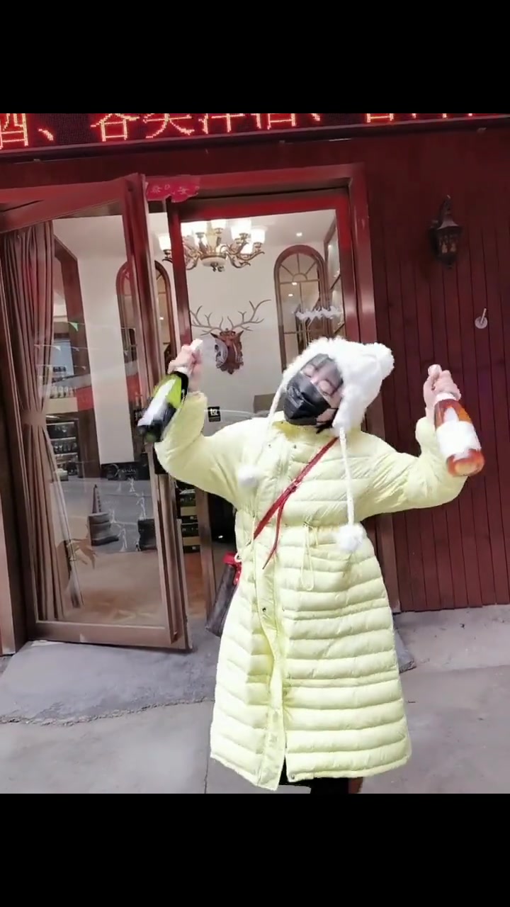 我要上热门 +小助手 喝酒需要理由吗?高兴了喝,难过了也喝。闺蜜召唤,连庆祝可以堂食了也是
