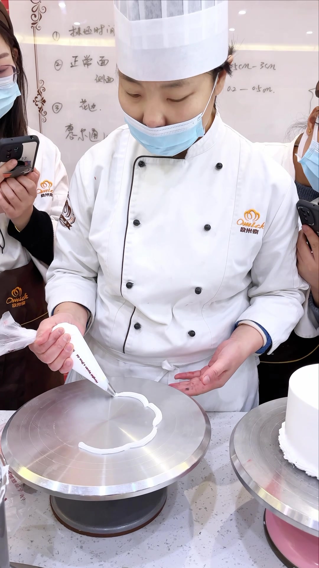 蛋糕抹面,蛋糕裱花总是不顺手做不好?很多人其实忽视了这个细节