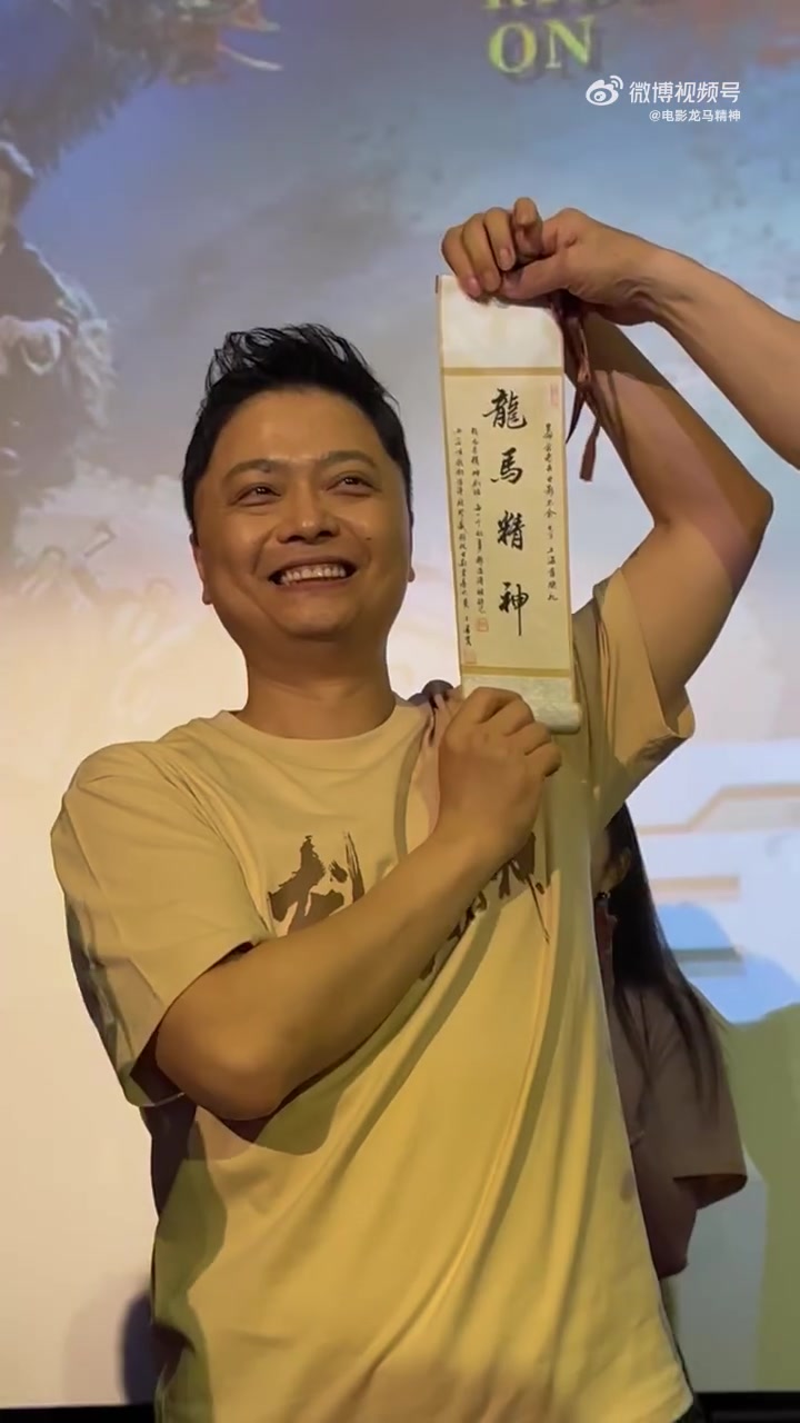 电影龙马精神上海路演 粉丝以电影海报为原型制作蛋糕,提前祝大哥 成龙 生日快乐,“希望您身