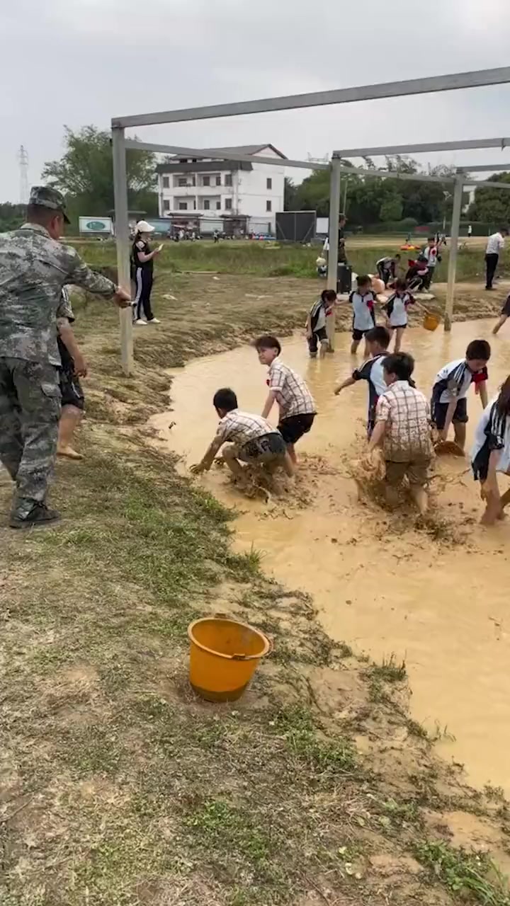 学校组织研学活动体验抓鱼 同学们开心“浑水摸鱼” 研学旅行 抓鱼 玩泥巴的最高境界