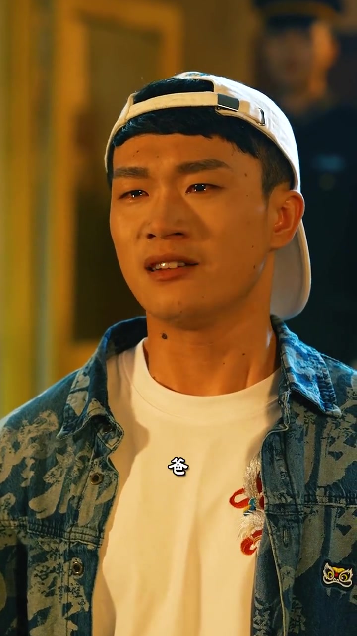 致敬公安英雄「精神代代传 薪火永不熄」又是一年 清明 节,终于理解父亲的选择,因为我也跟你