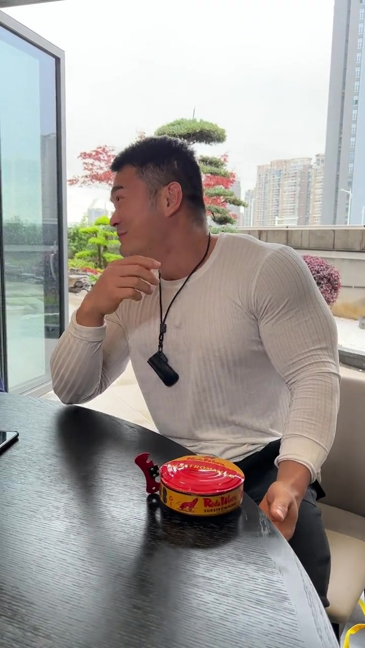 鲱鱼罐头存在的意义是什么?狗吃了都得摇头 鲱鱼罐头 黑暗料理 妈呀太香了 日常vlog