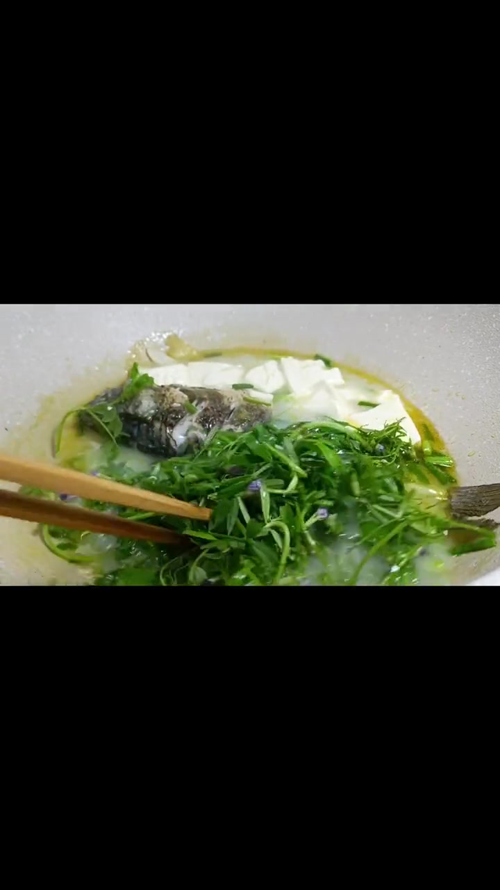 这个野菜你家乡有吗?用它来做野菜鱼汤,这味道别提多鲜了 鱼的花式做法 鱼汤 野菜鱼汤