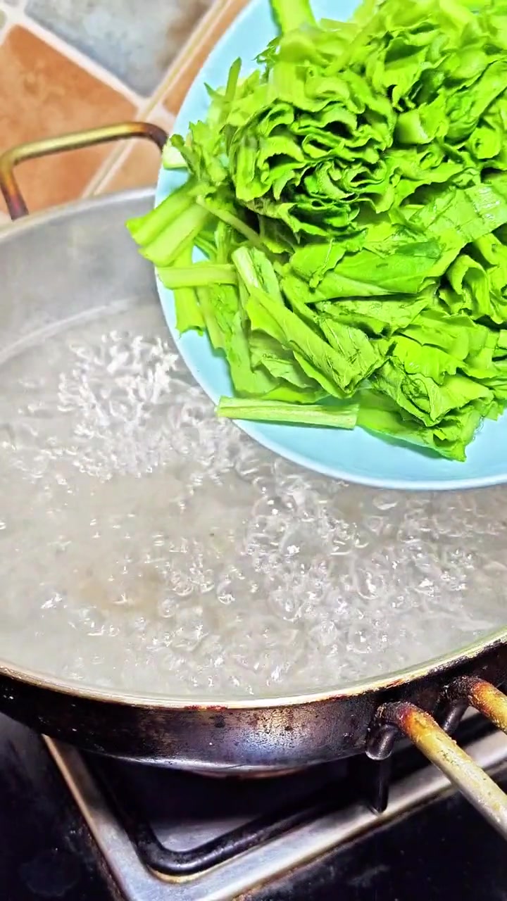 虾皮小白菜熬粉条这道简单的家常菜怎么才能做到鲜美好吃?赶快来看看吧!美食教程 小白菜 家常