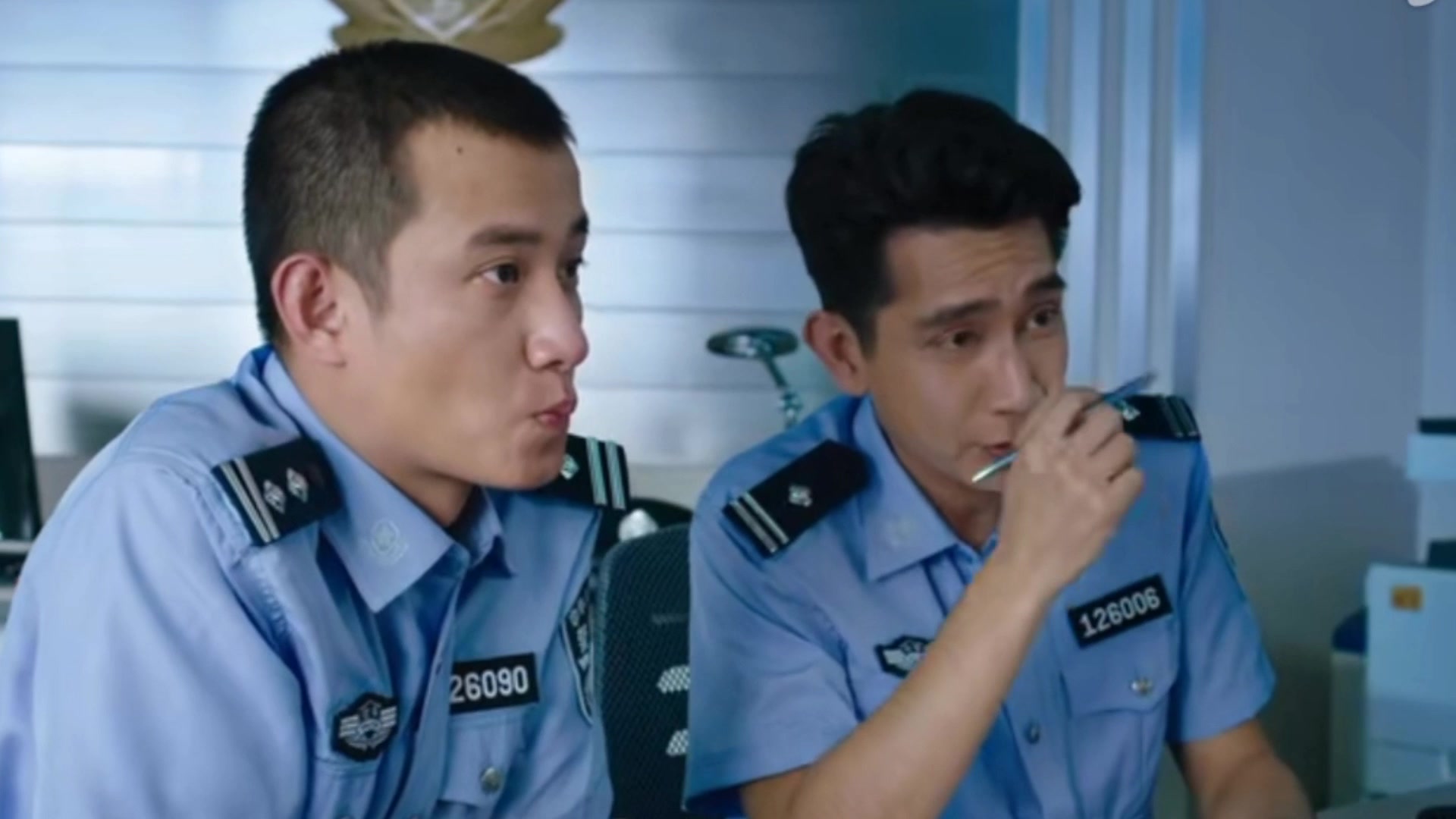 #电影解说# 白手起家的富豪刘轩新拍下了一块地皮,并联合了女强人李若兰使用恐怖的声纳技术驱