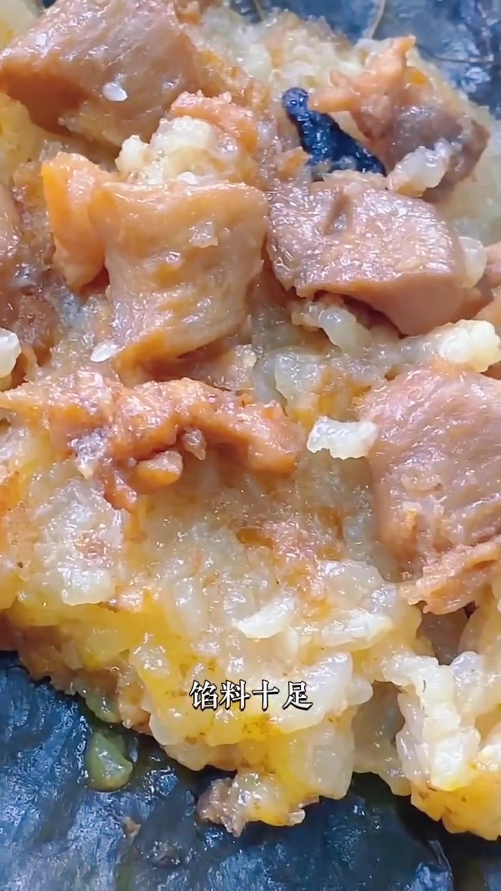 荷叶糯米鸡,打开后一股淡淡的荷叶清香扑鼻而来,咬一口超满足 糯米鸡 荷叶饭 荷叶鸡 广式早