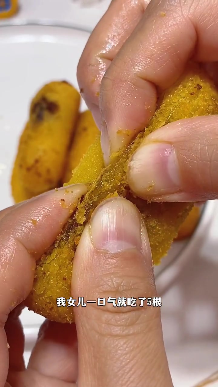 吃一口就会爱上的大黄米红糖爆浆糍粑,外酥里糯,香甜拉丝,全家都爱吃。糍粑 爆浆红糖糍粑 炸