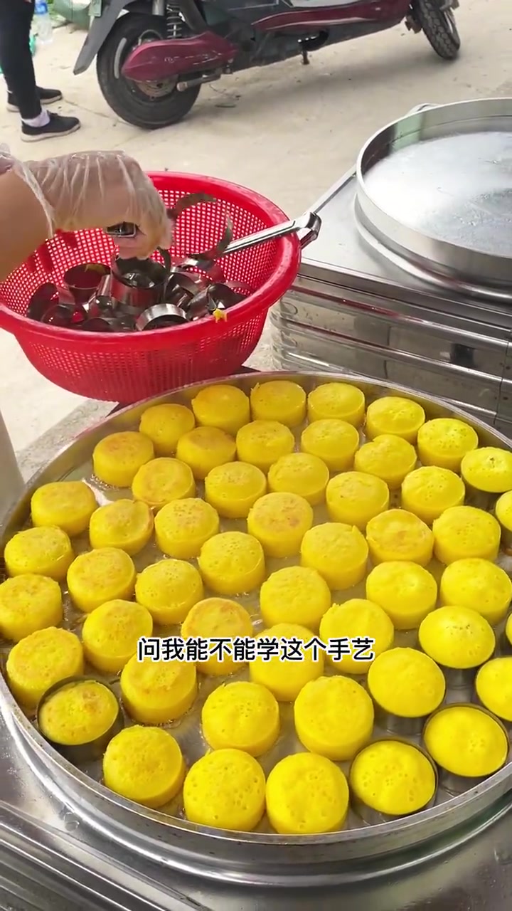 大姐摆摊卖黄金玉米饼也能月入过万