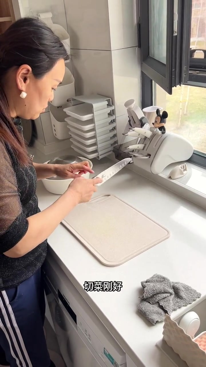 厨房台面到底多高?别再套公式了,还是得做饭的人定 90高的台面切菜是舒服的,但是和面真的就