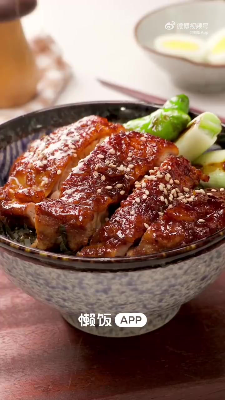 晚饭吃什么「照烧鸡排饭」鲜嫩多汁 今天米饭要遭殃???? 做法:1.鸡腿去骨后擦除水分,给鸡肉部