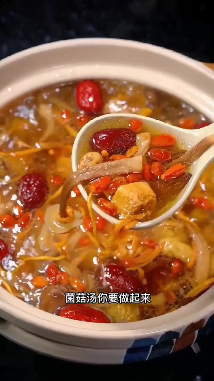 爱下厨爱煲汤的朋友们,注意啦!有了这款七彩菌菇汤料包,就可以煲出美味的靓汤了!好吃推荐 好